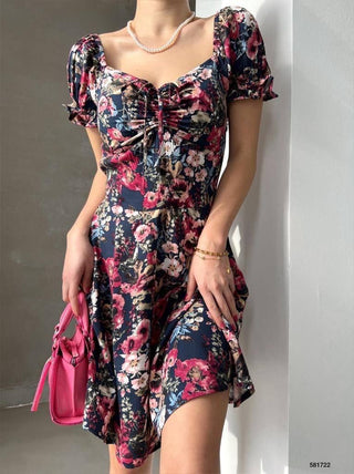 Leuke zomerjurk met U hals en ritssluiting aan de zijkant.&nbsp; Korte mouwen. Donkerblauw met bloemenprint.