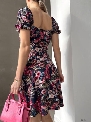 Leuke zomerjurk met U hals en ritssluiting aan de zijkant.&nbsp; Korte mouwen. Donkerblauw met bloemenprint.